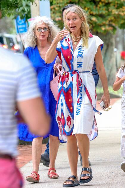 Gwyneth Paltrow sale a cenar con su madre Blythe Danner en los Hamptons de Nueva York y más tarde fue vista dando un paseo con una amiga
