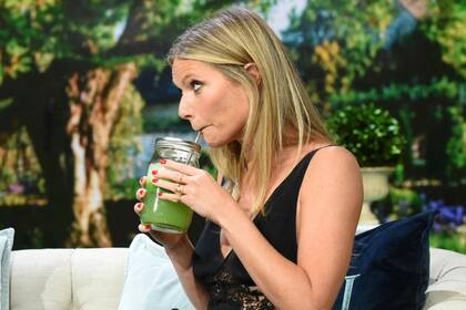 Gwyneth Paltrow, una influencer de la vida sana, con su jugo de apio