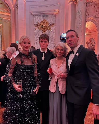 Gwyneth Paltrow, su hijo Moses Martin, Blythe Danner (madre de la actriz ganadora del Oscar) y Chris Martin se unieron para acompañar a Apple en su gran noche.