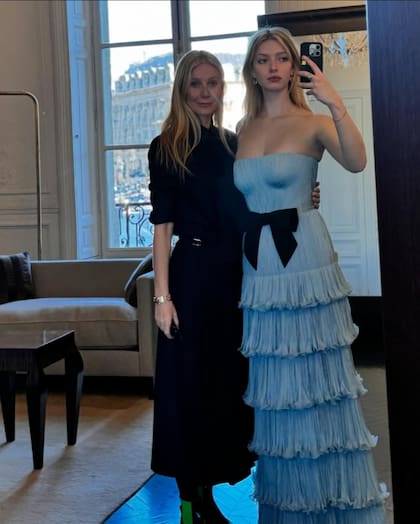 Gwyneth Paltrow y su hija, Apple Martin, en la previa al Baile de Debutantes de París, que se celebró este sábado 30 en el hotel Shangri-La.