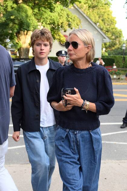 Gwyneth Paltrow y su hijo eligieron looks similares para asistir a un concierto. Jeans anchos y prendas en azul marino fueron las grandes coincidencias entre madre e hijo