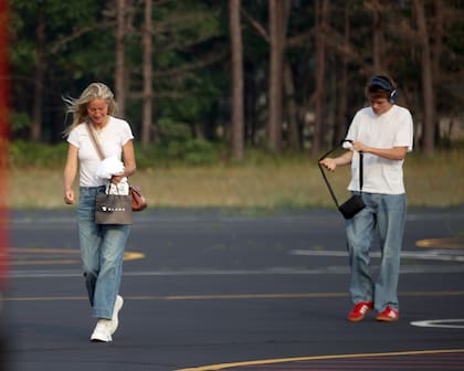 Gwyneth Paltrow y su hijo Moses Martin llegando al Helipuerto de Hamptons con looks engamados