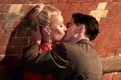 Gwyneth Paltrow y Timothée Chalamet en una fogosa escena de Marty Supreme, una de las películas más esperadas de 2025