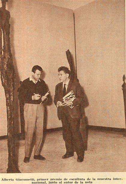 Gyula Kosice entrevistó a Alberto Giacometti, ganador del Gran Premio de Escultura en la Bienal de Venecia de 1962; LA NACION  publicó la nota y esta foto