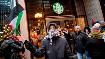 Ha habido protestas frente a las sucursales de Starbucks en todo el país y llamados a un alto el fuego entre Israel y Hamás.