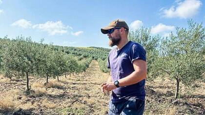 "Ha pasado algo que nunca ha ocurrido en la historia y es que no sabemos si vamos a llegar a septiembre-octubre con aceite en España", dice el agricultor andaluz Tomy Rohde.