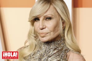 “Ha sido el mayor honor de mi vida continuar el legado de mi hermano Gianni. Él fue un verdadero genio, pero espero haber heredado algo de su espíritu y tenacidad”, dijo Donatella tras anunciar su despedida. Acá, la diseñadora y empresaria, en una foto tomada en febrero de 2025.