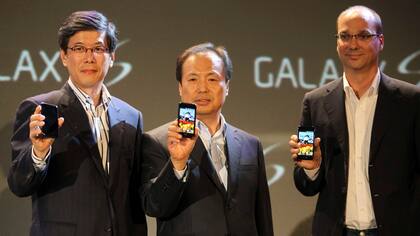 Ha Sung, el jefe de SK Telecom, Shin Jong-Kyun, el jefe de la división móvil de Samsung, y Andy Rubin, vicepresidente de ingeniería de Google, durante la presentación del primer Samsung Galaxy S, en 2010