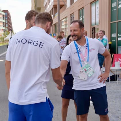 Haakon Magnus, príncipe heredero de Noruega, asistió a los Juegos Olímpicos y recorrió la Villa Olímpica