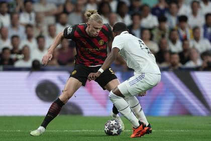Haaland maniobra ante Alaba; el noruego no pudo con los zagueros de Real Madrid