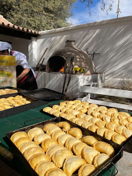 Había, además, sándwiches de cordero, guiso de lentejas y huevos quimbos. De postre, el infaltable complemento para aquella lista: dulce de membrillo y queso.
