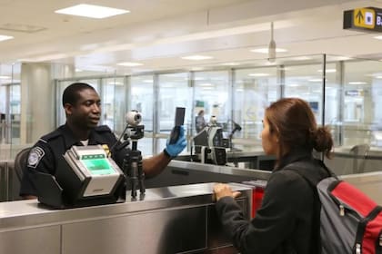 Había recibido una green card por dos años y luego inició el trámite para remover condiciones y obtener la residencia por una década