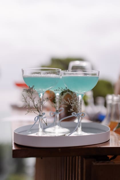 Había tragos celestes.