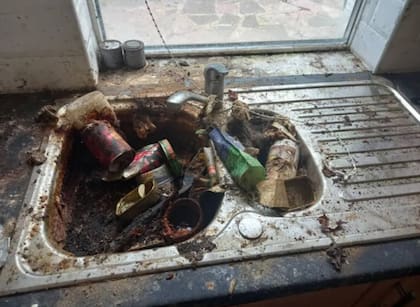 Había un hedor pútrido en el aire de la propiedad