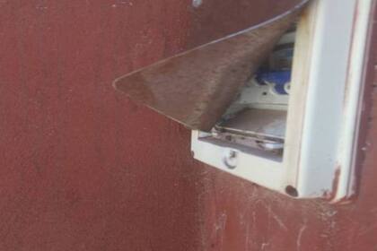 Habían colocado una chapa en la caja eléctrica para que no vuelvan a cortar la luz y vandalizar el lugar