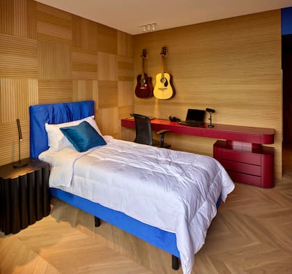 Habitación adolescente: los paneles acústicos de Patagonia Flooring, en este caso colocados en formato damero, reducen notablemente el rebote del ruido.