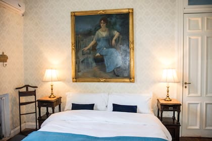 Habitación Ceibo, era la habitación de Rebeca Piñeiro y es la única en la que puede verse un retrato suyo.