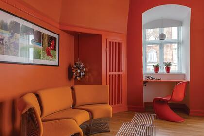 Habitación dedicada a Verner Panton en el hotel Alexandra de Copenhague, ambientado enteramente con piezas auténticas o de ediciones limitadísimas del Modern Danish que convidan la alegría de usarlas con naturalidad.