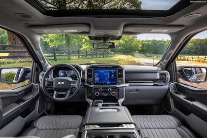 Habitáculo. Todo es tamaño extra large: espacio, tablero, pantalla, consola y gavetas al servicio del confort