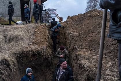 Habitantes de Hushchyntsi cavan una trinchera preparándose para luchar contra tropas rusas.