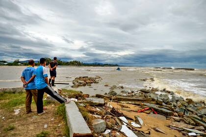 Habitantes de Pabuk, al sur del país, observan un bote destrozado
