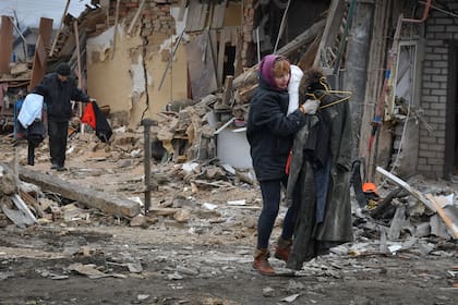 Habitantes locales cargan sus pertenencias al salir de sus casas en Zaporiyia