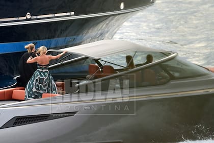 Habitualmente, es el rey Guillermo Alejandro quien se hace cargo del timón. Máxima y sus hijas, las princesas, ofician de tripulantes.