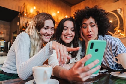 '🗿' en WhatsApp: el emoji que domina el sarcasmo y su origen milenario