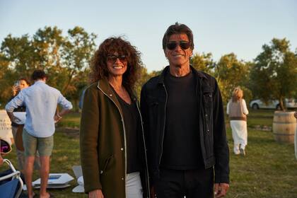 Habitués de la costa esteña, Nicolás Repetto y Florencia Raggi -quienes además tienen casa en José Ignacio y pasan gran parte del año en el país vecino- no se quisieron perder el evento y posaron sonrientes para las fotos