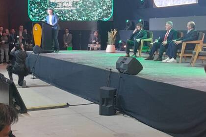 Habla Daniel erini, intendente de Córdoba, y escuchan Joaquín Pinasco, CEO de La Pastelera; el gobernador de Córdoba, Martín Llaryora, y Pedro Vigneau, presidente del Congreso Internacional de Maíz