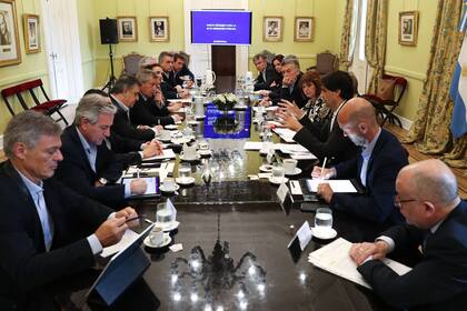 Habla el ministro Lacunza, ayer, en la reunión de gabinete que presidió Macri