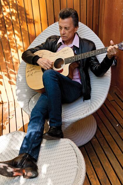 Hablando con mi guitarra. Firmada por los Memphis Boys, la guitarra fetiche de Palito