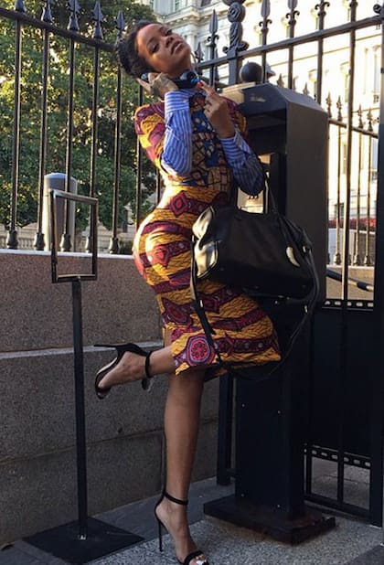 Hablando por teléfono, como la protagonista de Scandal