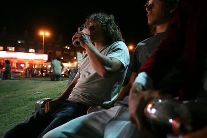 Hablar con los chicos sobre las consecuencias de tomar alcohol antes de los 18 años y no naturalizar el consumo son claves para la prevención