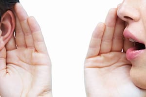 Por qué hablar solo es un signo de éxito, según la psicología