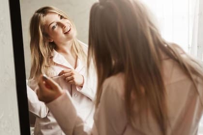 Hablar solo en voz alta: qué explica la psicología sobre este hábito