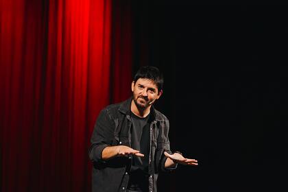 "Hablo desde recuerdos nostálgicos de la infancia, las expectativas de la pareja y las dificultades de criar dos hijas en los tiempos que corren, comparado con mi crianza”, dice Mike Chouhy