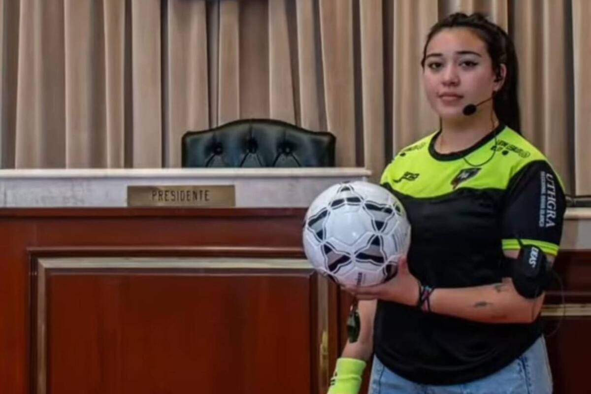 Falou o árbitro de 20 anos que foi agredido durante uma partida de futebol em Bahia Blanca. Falou o árbitro de 20 anos que foi agredido durante uma partida de futebol em Bahia Blanca.
