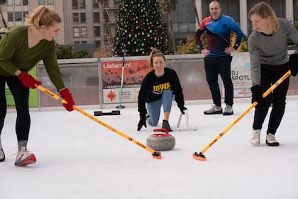 Habrá eventos especiales en la pista de hielo de los Ángeles como clases de curling (FB HolidayIceRinkDTLA)