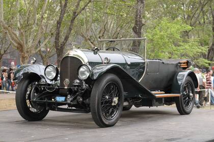 Habrá más de 1000 autos y motos clásicas expuestos, como este Bentley 3000 de 1927