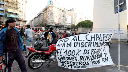 "La masividad del uso de motovehículos (...) ha facilitado la concreción de hechos delictivos en la vía pública, altamente reprochables por la sociedad", dice el decreto publicado hoy