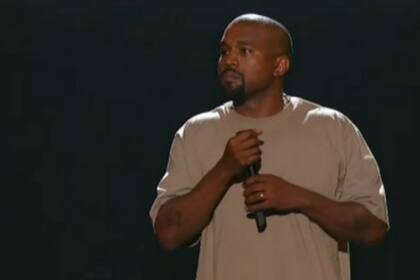 Habrá sido un discurso largo, pero la ceremonia necesitaba de la locura de Kanye West