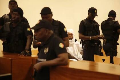 Habré sentado durante su comparecencia en el Palacio de Justicia de Dakar, Senegal, en 2015.