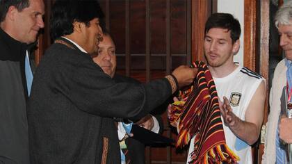 Hace 4 años, Evo le regaló un poncho a Messi