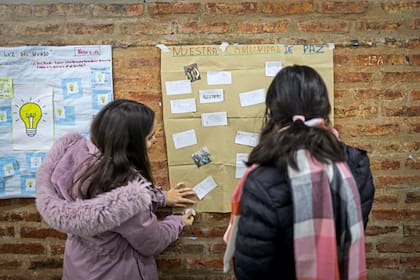 "Hace 10 años vimos que muchos chicos no terminaban el secundario y entonces construimos el colegio de cuota cero en Fátima", cuenta Adrián