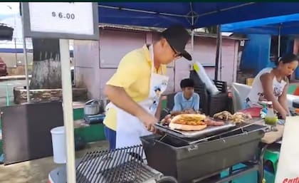 Hace 20 años que asa con brasas y “a fuego lento” lechones, cabritos, costillares de cerdo, lomo de res