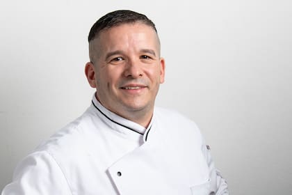 Hace 20 años que el maestro pastelero está en Las Violetas en donden continúa buscando la perfección.