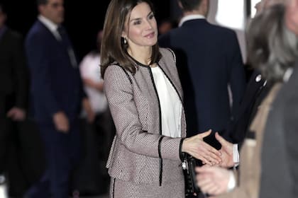 Hace 20 días, usó la misma chaqueta con la falda a juego, de Hugo Boss; esta vez, apostó a reciclar combinando el saco con un pantalón