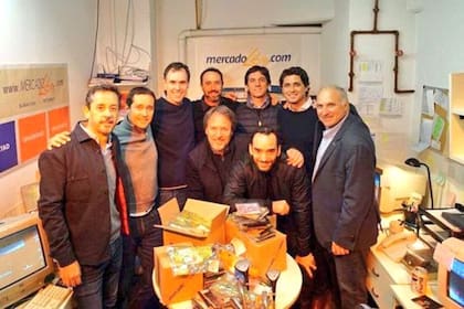 Marcos Galperin junto a los primeros miembros de Mercado Libre, en el 20° aniversario de la empresa