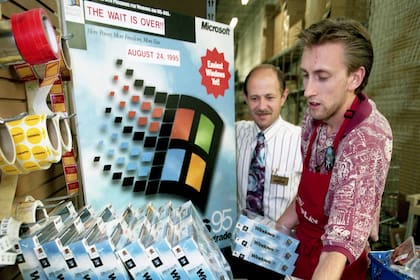 Hace 25 años salió a la venta Windows 95, un sistema operativo que marcó un antes y un después en el mercado de las computadoras personales para la compañía cofundada por Bill Gates
